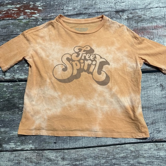 Free Spirit Retro Graphic Tee - Picture 1 of 6